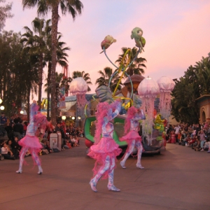 pixar_parade_dancers