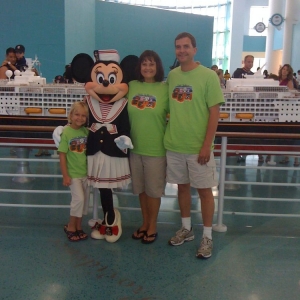 Family cruise t-shirt picture