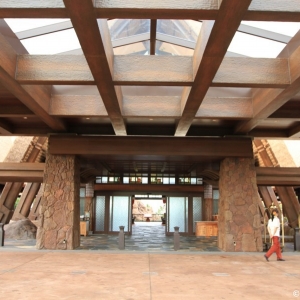 Aulani-entrance-lobby-22