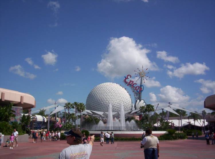 Fountain Of Nations With Spaceship Earth