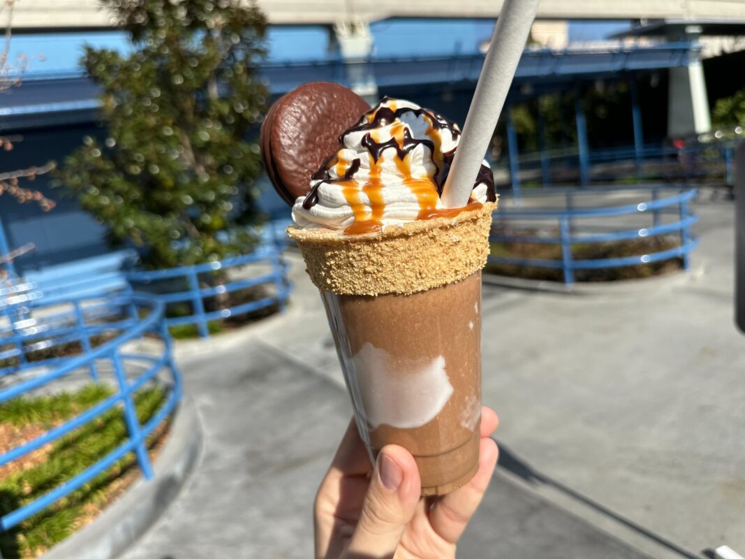 DLR DCA Schmoozies Chocolate Marshmallow Cookie Shake 4