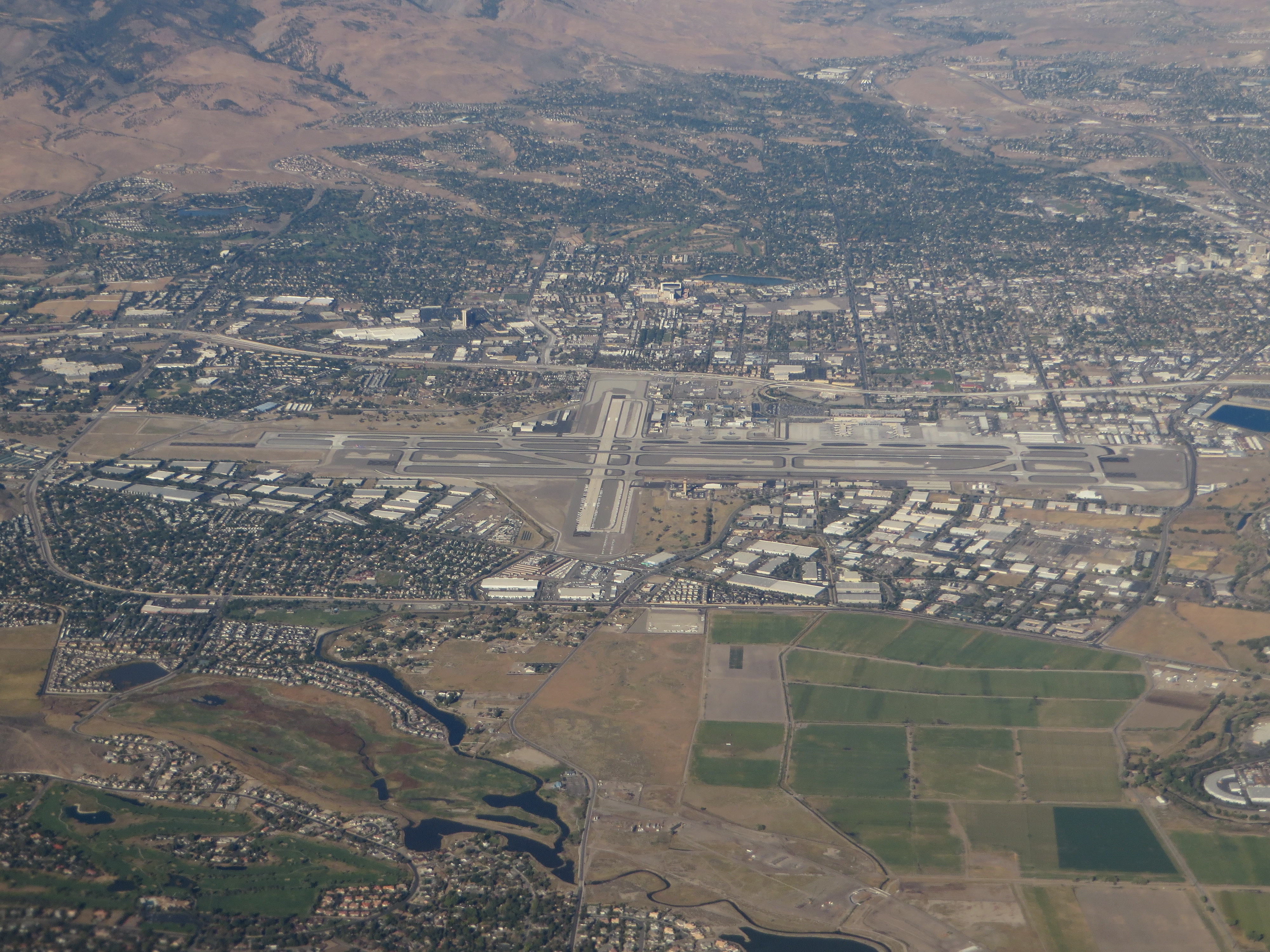 Reno-Tahoe_International_Airport%2C_Reno%2C_Nevada_%2821383639790%29.jpg
